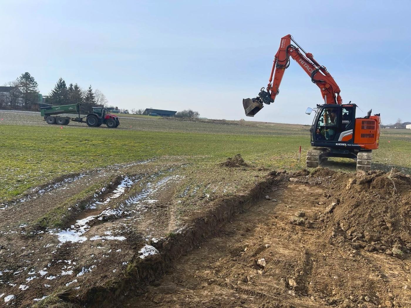 Kettenbagger bei Erdarbeiten auf einer Baustelle