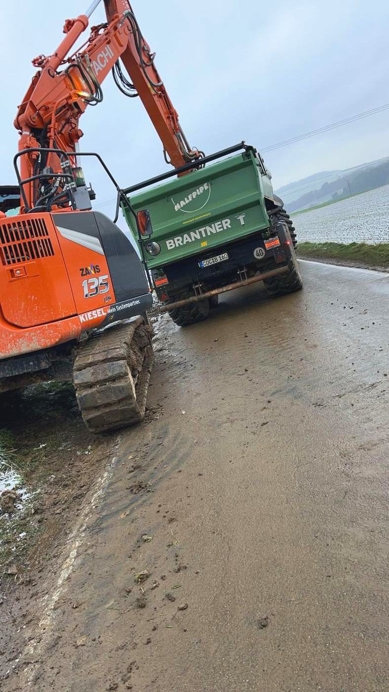 Bagger verlädt Material auf einen Lkw