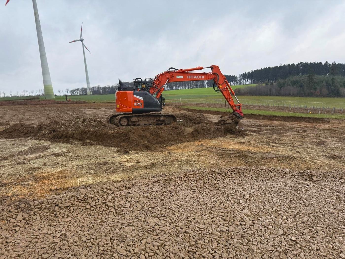 Erdarbeiten in der Nähe einer Windkraftanlage