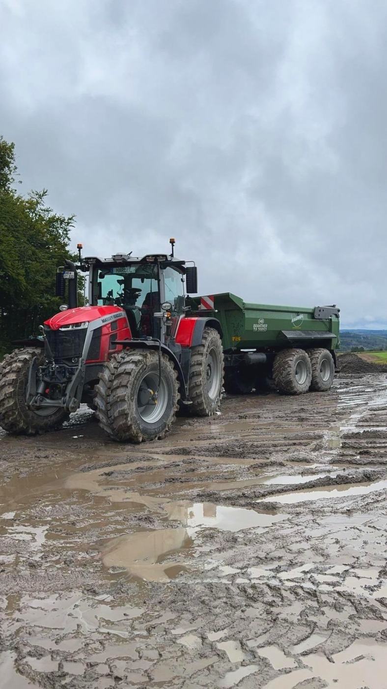 Traktor bei der Gülleausbringung