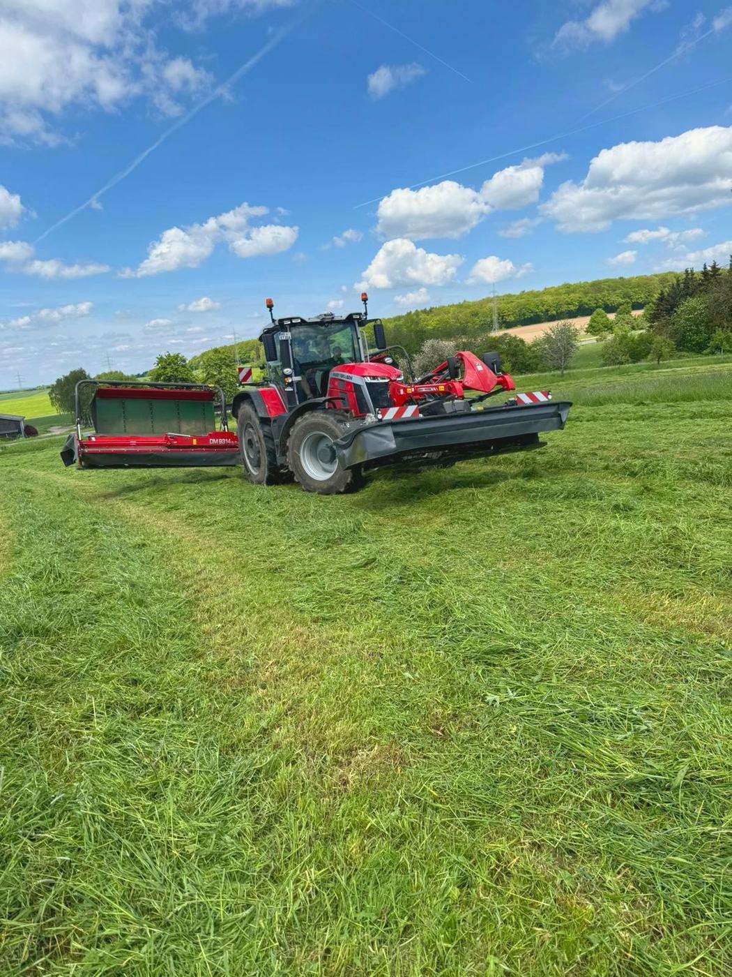 Traktor mit Mähwerk, Nahaufnahme