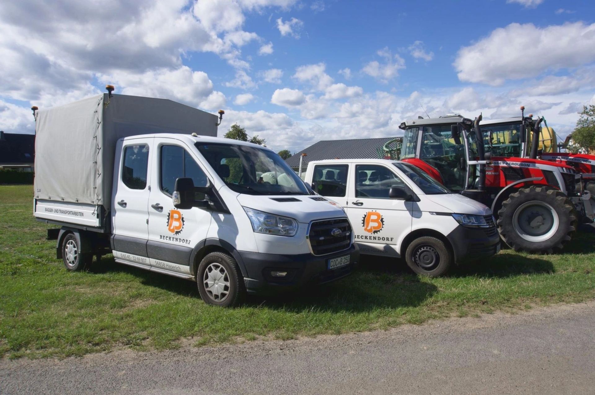 Transporter und Traktor der Beckendorf GmbH auf dem Firmengelände in Haserich