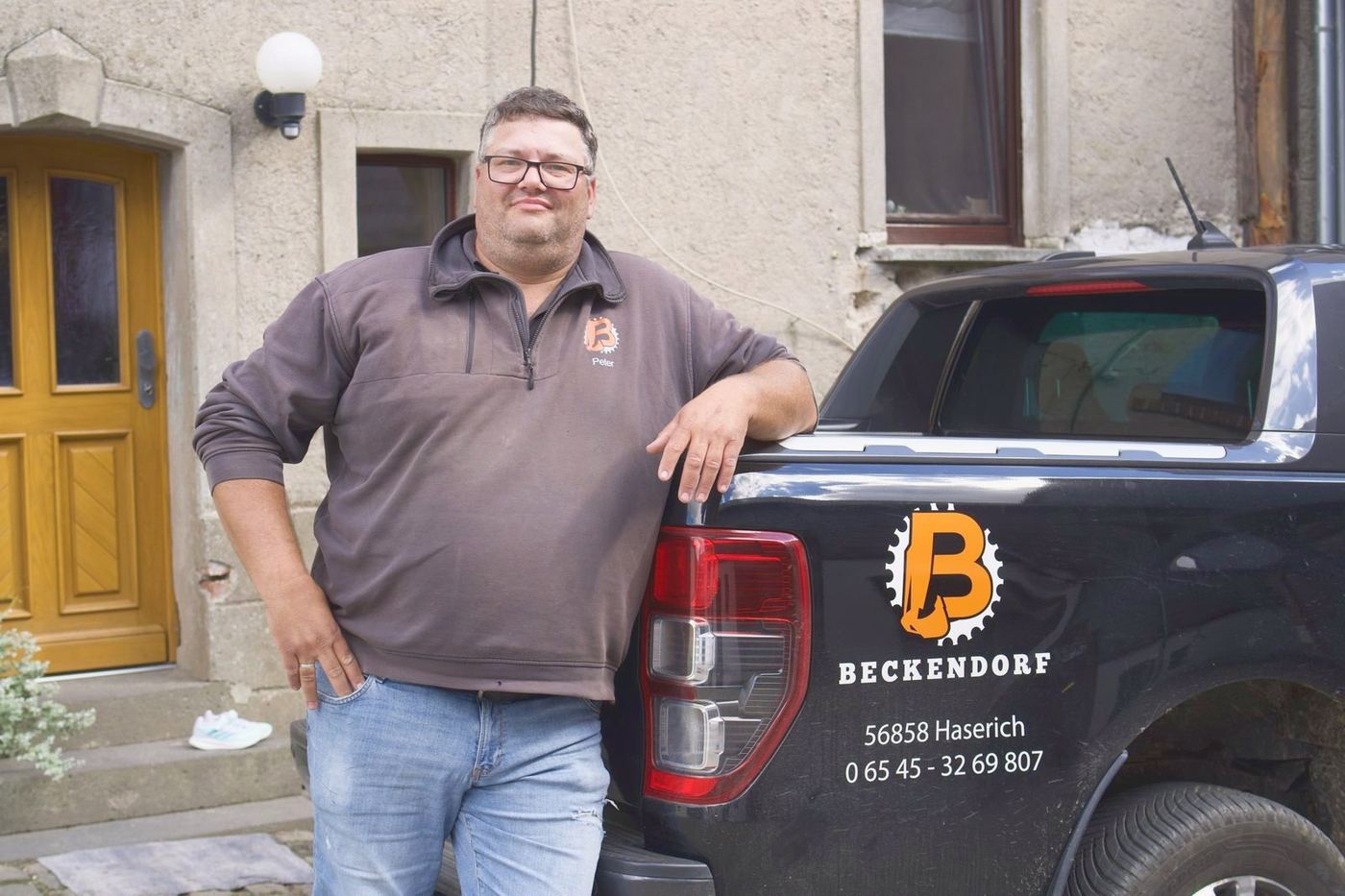 Peter Beckendorf vor einem Firmenfahrzeug der Beckendorf GmbH